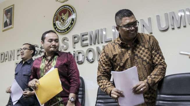 Keterangan pers terkait hasil pengawasan pendaftaran Partai Politik Pemilu 2019 di Jakarta, Selasa (17/10).