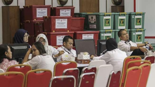 Petugas Komisi Pemilihan Umum (KPU) membawa berkas milik partai politik calon peserta pemilu 2019 di Kantor KPU, Jakarta, Selasa (17/10).