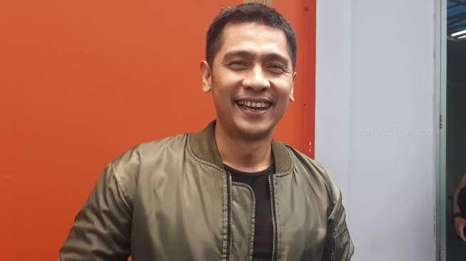 Adi Nugroho di Studio Brownis, Trans TV, Jalan Kapten Tendean, Jakarta Selatan, Selasa (17/10/2017). [suara.com/Puput Pandansari]