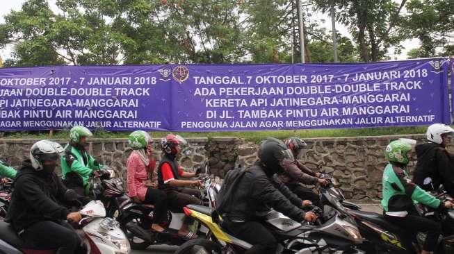 Suasana penutupan jalan tambak, Jakarta, Rabu (18/10).