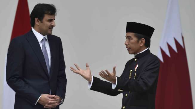 Presiden Joko Widodo menerima kunjungan Emir Qatar Sheikh Tamim bin Hamad Al Thani (kanan) di Istana Bogor, Jawa Barat, Rabu (18/10).