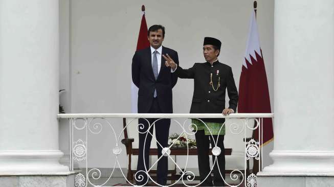 Presiden Joko Widodo menerima kunjungan Emir Qatar Sheikh Tamim bin Hamad Al Thani (kanan) di Istana Bogor, Jawa Barat, Rabu (18/10).