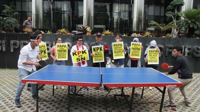 Aksi sejumlah orang dari Koalisi Save KPK saat melakukan teatrikal pertandingan tenis meja (pingpong) antara KPK melawan Setya Novanto, di depan Gedung KPK, Jakarta, Rabu (18/10/2017). [Suara.com/Oke Atmaja]