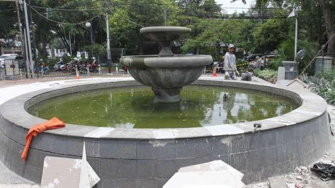 Pekerja menyelesaikan pemasangan lantai keramik di Taman Menteng, Jakarta, Rabu (18/10).