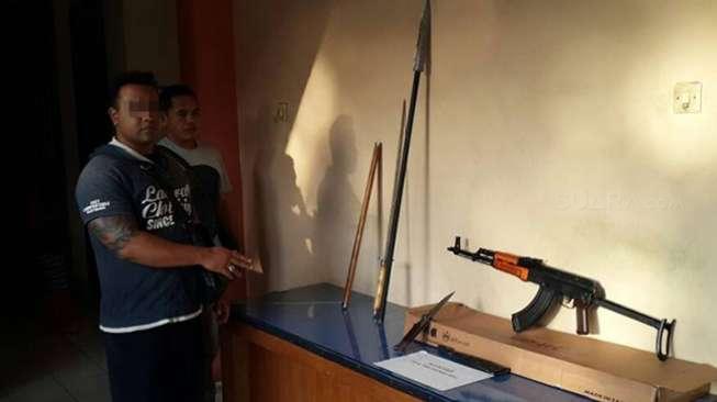 Gaya-gayaan Pakai Senjata Mirip AK-47 di FB, Pemuda Ini Diciduk