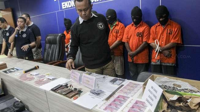 Direktorat Tindak Pidana Ekonomi Khusus Bareskrim Polri merilis pengungkapan jaringan pengedar uang palsu di Pulau Jawa, Jakarta, Rabu (18/10/2017).