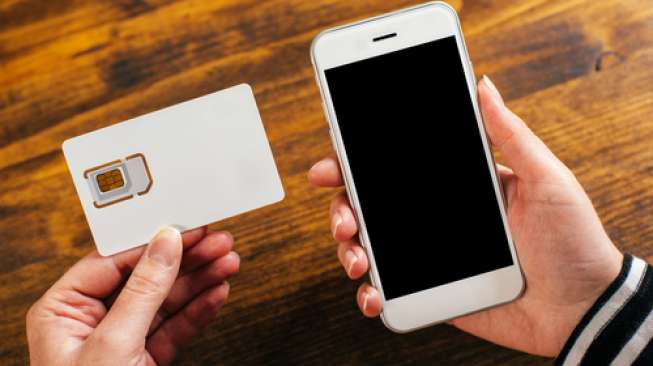 Ilustrasi sebuah ponsel dan kartu SIM. [Shutterstock]