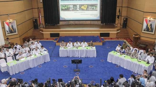 Menko Kemaritiman Luhut Panjaitan, Menhub Budi Karya Sumadi, Menkominfo Rudiantara, Kakorlantas Polri Irjen Royke Lumowa, hadir dalam pertemuan terkait Permenhub Taksi Online di Jakarta, Kamis (19/10/2017). [Suara.com/Kurniawan Mas'ud]