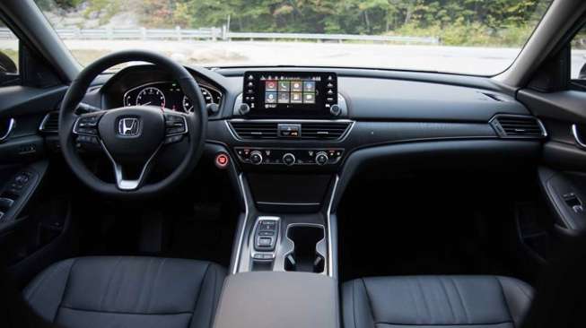 Kursi depan Honda Accord 2018. [Autoguide]