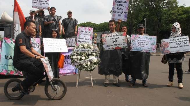 Aksi sekelompok massa di depan Istana Negara, Jakarta, Kamis (19/10/2017), demi menagih janji pasangan Jokowi-JK yang sudah tiga tahun berada di tampuk pemerintahan. [Suara.com/Oke Atmaja]