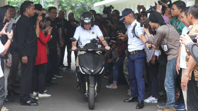 Menteri Energi dan Sumber Daya Mineral (ESDM) Ignasius Jonan melakukan uji coba motor listrik Gesits di kantor kementrian ESDM, Jakarta, Rabu (19/10) [Suara.com/Oke Atmaja]