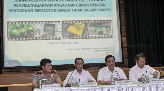 Menko Kemaritiman Luhut Panjaitan, Menhub Budi Karya Sumadi, Menkominfo Rudiantara, Kakorlantas Polri Irjen Royke Lumowa, hadir dalam pertemuan terkait Permenhub Taksi Online di Jakarta, Kamis (19/10/2017). [Suara.com/Kurniawan Mas'ud]