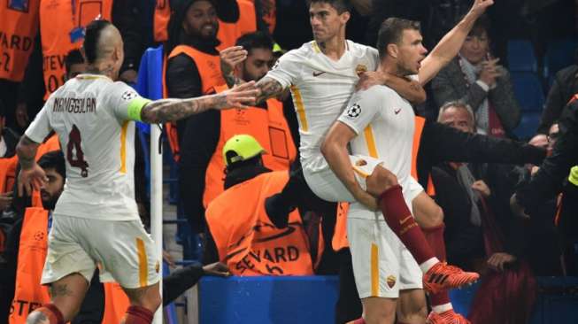 Pemain AS Roma Radja Nainggolan (kiri) rayakan gol Edin Dzeko (kanan) ke gawang Chelsea dalam laga yang berlangsung di Stamford Bridge, Kamis (19/10/2017) [AFP]