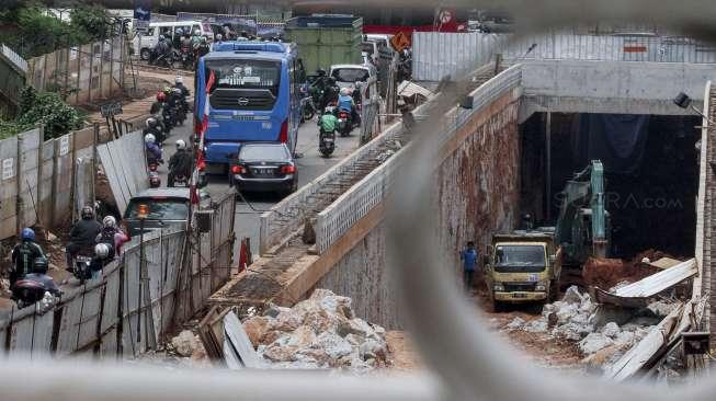 Karena kabel listrik, pipa gas, dan air belum dipindahkan.   