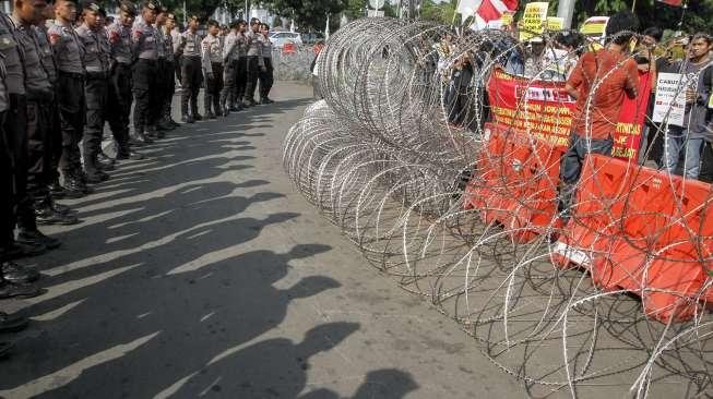 Badan Eksekutif Mahasiswa (BEM) seluruh Indonesia dan elemen buruh menggelar aksi unjuk rasa dalam rangka evaluasi kebijakan tiga tahun pemerintahan Jokowi-JK di Bundaran Patung Kuda, Jakarta, Jumat (21/10).