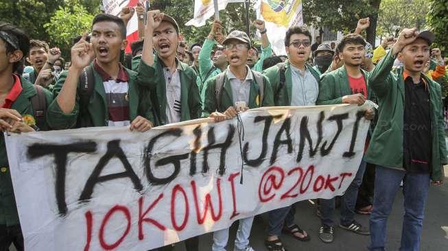 Badan Eksekutif Mahasiswa (BEM) seluruh Indonesia dan elemen buruh menggelar aksi unjuk rasa dalam rangka evaluasi kebijakan tiga tahun pemerintahan Jokowi-JK di Bundaran Patung Kuda, Jakarta, Jumat (21/10).