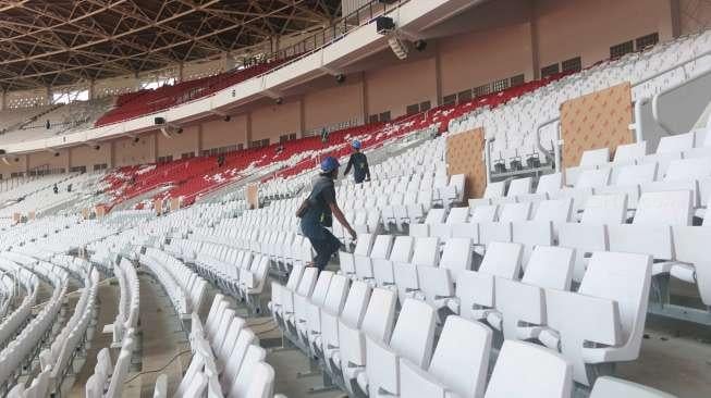 Menteri Koordinator Bidang Pembangunan Manusia dan Kebudayaan Puan Maharani meninjau proyek renovasi Stadion Utama Gelora Bung Karno di Senayan, Jakarta, Jumat (20/10).