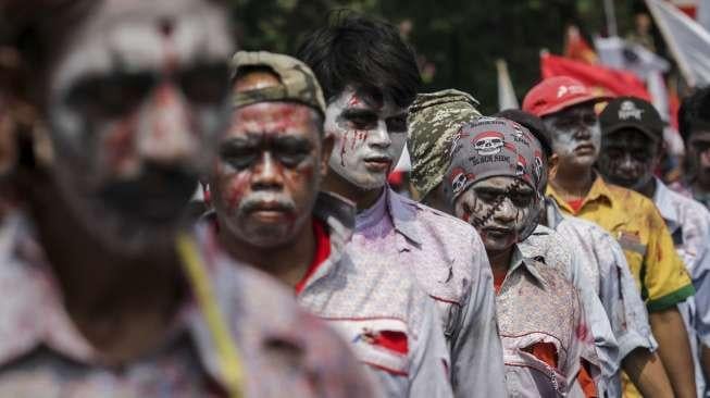 Puluhan awak buruh mobil tangki Pertamina yang terkena PHK menggelar aksi longmarch dari Bandung-Jakarta di Bundaran Patung Kuda menuju Istana Negara, Jakarta, Jumat, (21/10).