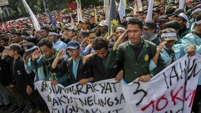 Badan Eksekutif Mahasiswa (BEM) seluruh Indonesia dan elemen buruh menggelar aksi unjuk rasa dalam rangka evaluasi kebijakan tiga tahun pemerintahan Jokowi-JK di Bundaran Patung Kuda, Jakarta, Jumat (21/10).