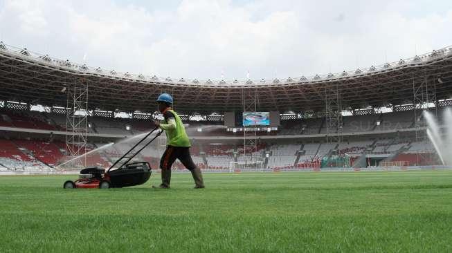 Menteri Koordinator Bidang Pembangunan Manusia dan Kebudayaan Puan Maharani meninjau proyek renovasi Stadion Utama Gelora Bung Karno di Senayan, Jakarta, Jumat (20/10).