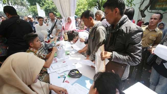 Sejumlah warga melakukan pendaftaran perekaman data KTP Elektronik di stan Dinas Dukcapil DKI Jakarta dalam arena Nusantara Expo dan Forum 2017 di Taman Mini Indonesia Indah (TMII), Jakarta, Jumat (20/10).