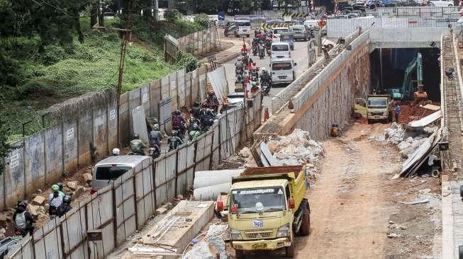 Pekerja menggarap pembangunan 'underpass' Kartini, di perempatan Jalan Metro Pondok Indah, Jakarta, Jumat (20/10).