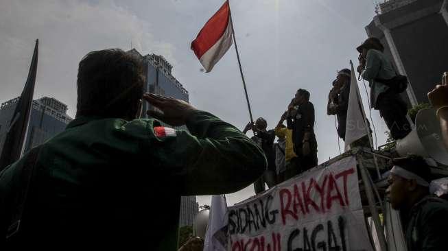 Badan Eksekutif Mahasiswa (BEM) seluruh Indonesia dan elemen buruh menggelar aksi unjuk rasa dalam rangka evaluasi kebijakan tiga tahun pemerintahan Jokowi-JK di Bundaran Patung Kuda, Jakarta, Jumat (21/10).