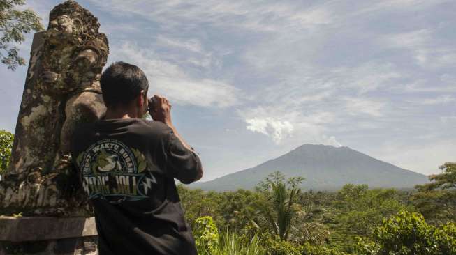 Kegempaan Turun, Status Gunung Agung Diturunkan Jadi Siaga