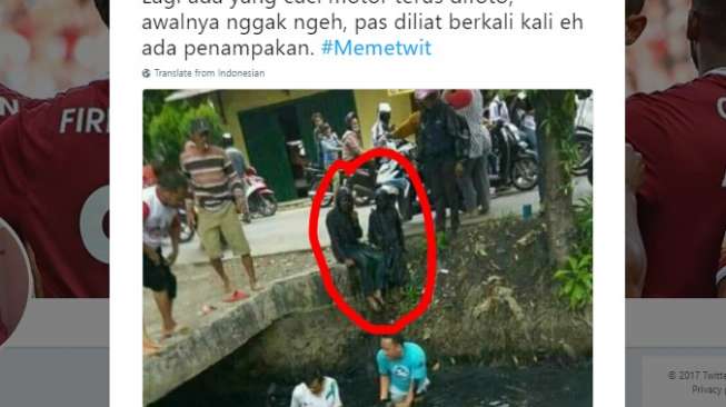 Apes! Pengendara Motor Ini Kecebur Sungai Kotor