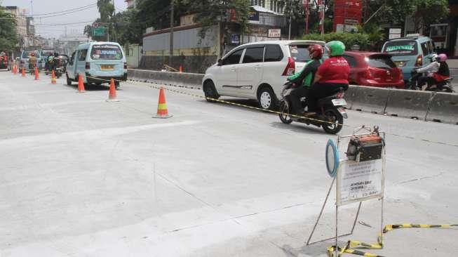 Pekerja menyelesaikan peningkatan lajur transjakarta di Jatinegara, Jakarta, Sabtu (21/10).
