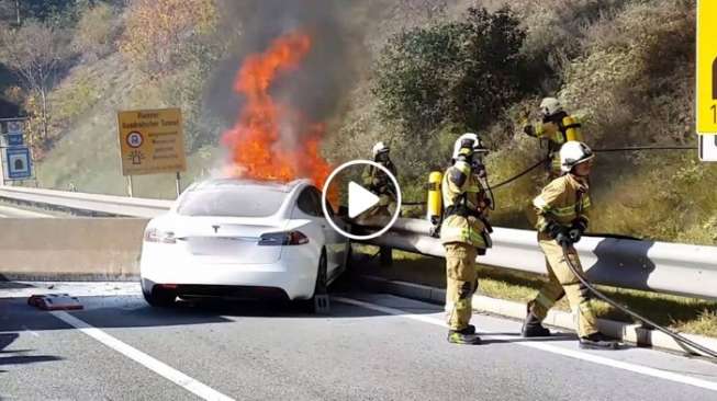 Aksi pemadaman Tesla Model S terbakar. [Facebook]
