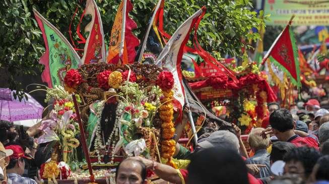 Warga Tionghoa dari wilayah Jabodetabek menggelar acara Jakarta Kirab Budaya dan Ruwat Bumi 2017 dengan menggotong toapekong di kawasan Glodok, Jakarta, Minggu (22/10/2017). [Suara.com/Kurniawan Mas'ud]