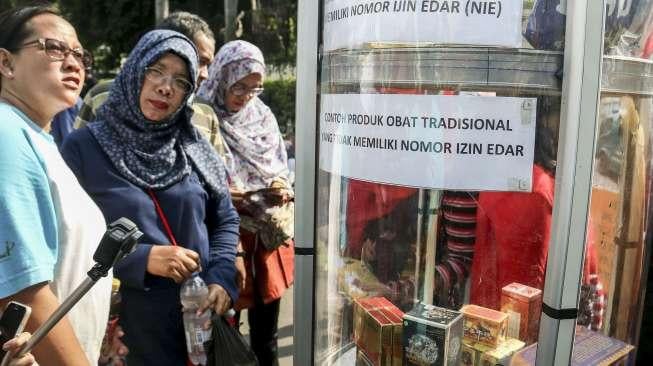 Balai POM melakukan kampanye jenis makanan dan obat-obatan dalam acara Aksi Nasional Pemberantasan Obat Ilegal dan Penyalahgunan Obat kepada para pengunjung di kawasan Car Free Day (CFD), Jakarta, Minggu (22/10/2017). [Suara.com/Kurniawan Mas'ud]