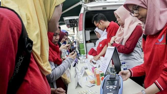 Petugas Balai POM menggelar kampanye jenis makanan dan obat-obatan dalam acara Aksi Nasional Pemberantasan Obat Ilegal dan Penyalahgunan Obat kepada para pengunjung di kawasan Car Free Day (CFD), Jakarta, Minggu (22/10/2017). [Suara.com/Kurniawan Mas'ud]