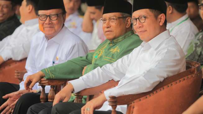 Ketua Umum PBNU Said Aqil Siroj (tengah), bersama Mendagri Tjahjo Kumolo dan Menteri Agama Lukman Hakim Saifuddin (kanan), mengikuti Apel Hari Santri Nasional 2017 di Tugu Proklamasi, Jakarta, Minggu (22/10/2017). [Antara/Muhammad Adimaja]