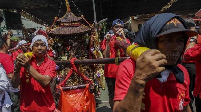 Warga Tionghoa dari wilayah Jabodetabek mengadakan acara Jakarta Kirab Budaya dan Ruwat Bumi 2017 dengan menggotong toapekong di kawasan Glodok, Jakarta, Minggu (22/10/2017). [Suara.com/Kurniawan Mas'ud]