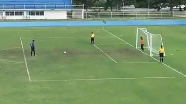 Kiper Ini Keburu Senang Tak Kebobolan, Endingnya Bikin Ngakak