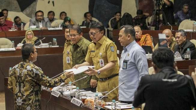 Mendagri Tjahjo Kumolo, Menkominfo Rudiantara dan perwakilan Kemenkumham mengikuti rapat kerja terkait Perppu Ormas dengan Komisi II DPR di Kompleks Parlemen, Senayan, Jakarta, Senin (23/10/2017). [Suara.com/Kurniawan Mas'ud]