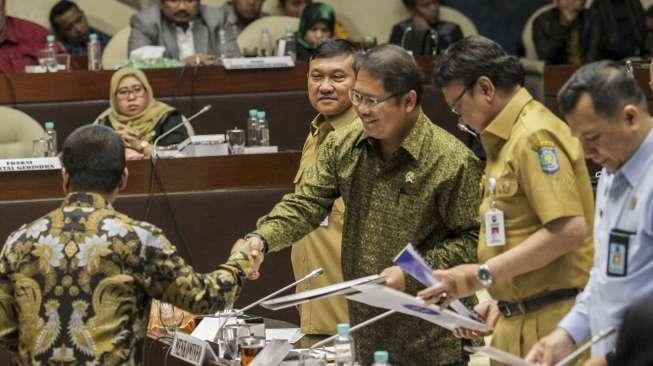 Mendagri Tjahjo Kumolo, Menkominfo Rudiantara beserta perwakilan Kemenkumham saat mengikuti rapat kerja terkait Perppu Ormas dengan Komisi II DPR di Kompleks Parlemen, Senayan, Jakarta, Senin (23/10/2017). [Suara.com/Kurniawan Mas'ud]