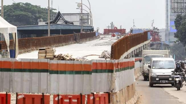 Pekerja menyelesaikan proyek pembangunan 'flyover' di Jalan Gatot Subroto, Pancoran, Jakarta, Senin (23/10).