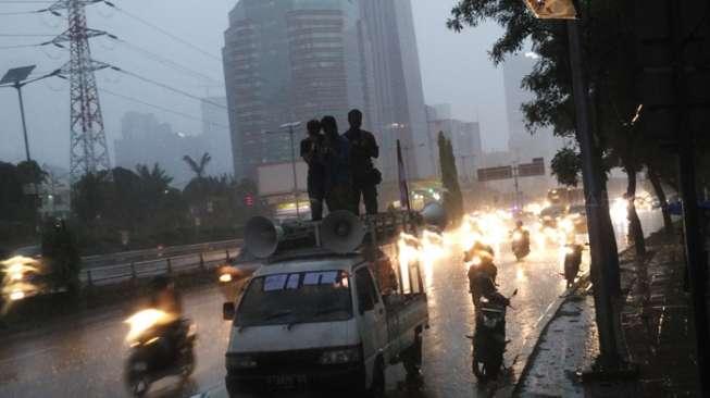 Hujan Deras, Mahasiswa Aksi Tuntut Polda Metro Bebaskan Rekannya