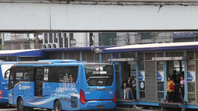 Sejumlah bus Transjakarta terlihat berhenti di halte di jalur khusus (busway) di Jakarta, Senin (23/10/2017). [Suara.com/Oke Atmaja]