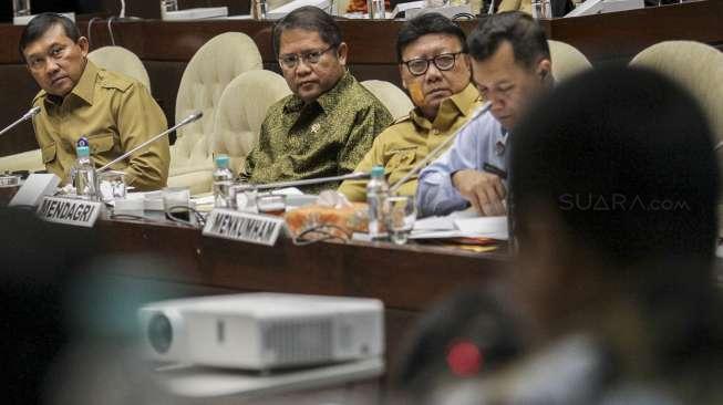 Mendagri Tjahjo Kumolo bersama Menkominfo Rudiantara dan perwakilan Kemenkumham mengikuti rapat kerja terkait Perppu Ormas dengan Komisi II DPR di Kompleks Parlemen, Senayan, Jakarta, Senin (23/10/2017). [Suara.com/Kurniawan Mas'ud]