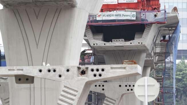 Pekerja menyelesaikan proyek pembangunan 'flyover' di Jalan Gatot Subroto, Pancoran, Jakarta, Senin (23/10).