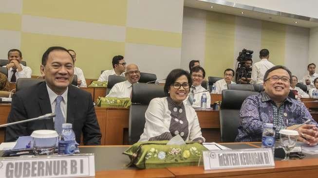 Rapat kerja Badan Anggaran (Banggar) Dewan Perwakilan Rakyat (DPR) di Kompleks Parlemen, Senayan, Jakarta, Senin (23/10).