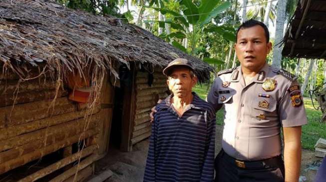 Viral! Polisi Ini Jual Motor Demi Buatkan Rumah Kakek Miskin