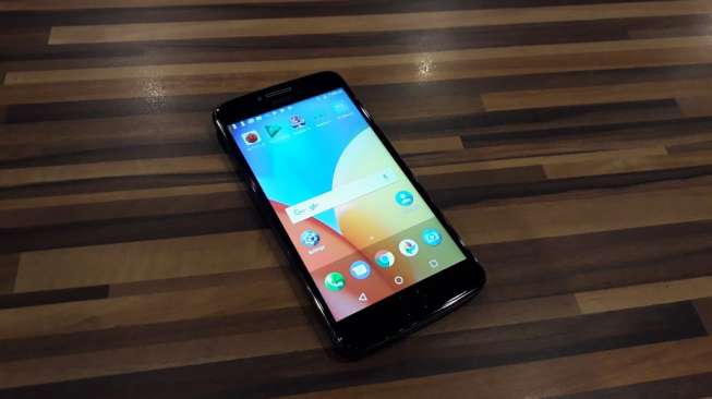 "Unboxing" Moto E4 Plus: Baterai Jumbo, Minim Fitur