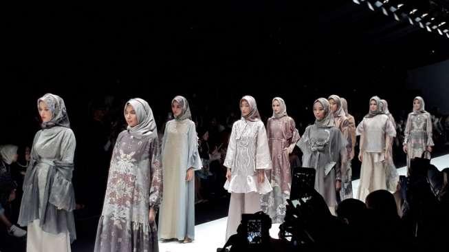 Koleksi terbaru Ria Miranda 'Senjakal' yang dipamerkan di Jakarta Fashion Week 2018, Minggu (22/10/2017). (Suara.com/Dinda Rachmawati)