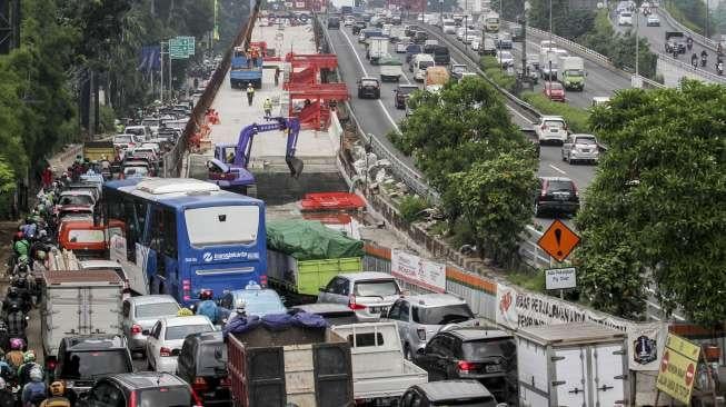 Pekerja menyelesaikan proyek pembangunan 'flyover' di Jalan Gatot Subroto, Pancoran, Jakarta, Senin (23/10).