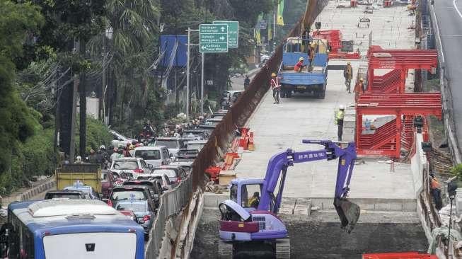 Pekerja menyelesaikan proyek pembangunan 'flyover' di Jalan Gatot Subroto, Pancoran, Jakarta, Senin (23/10).